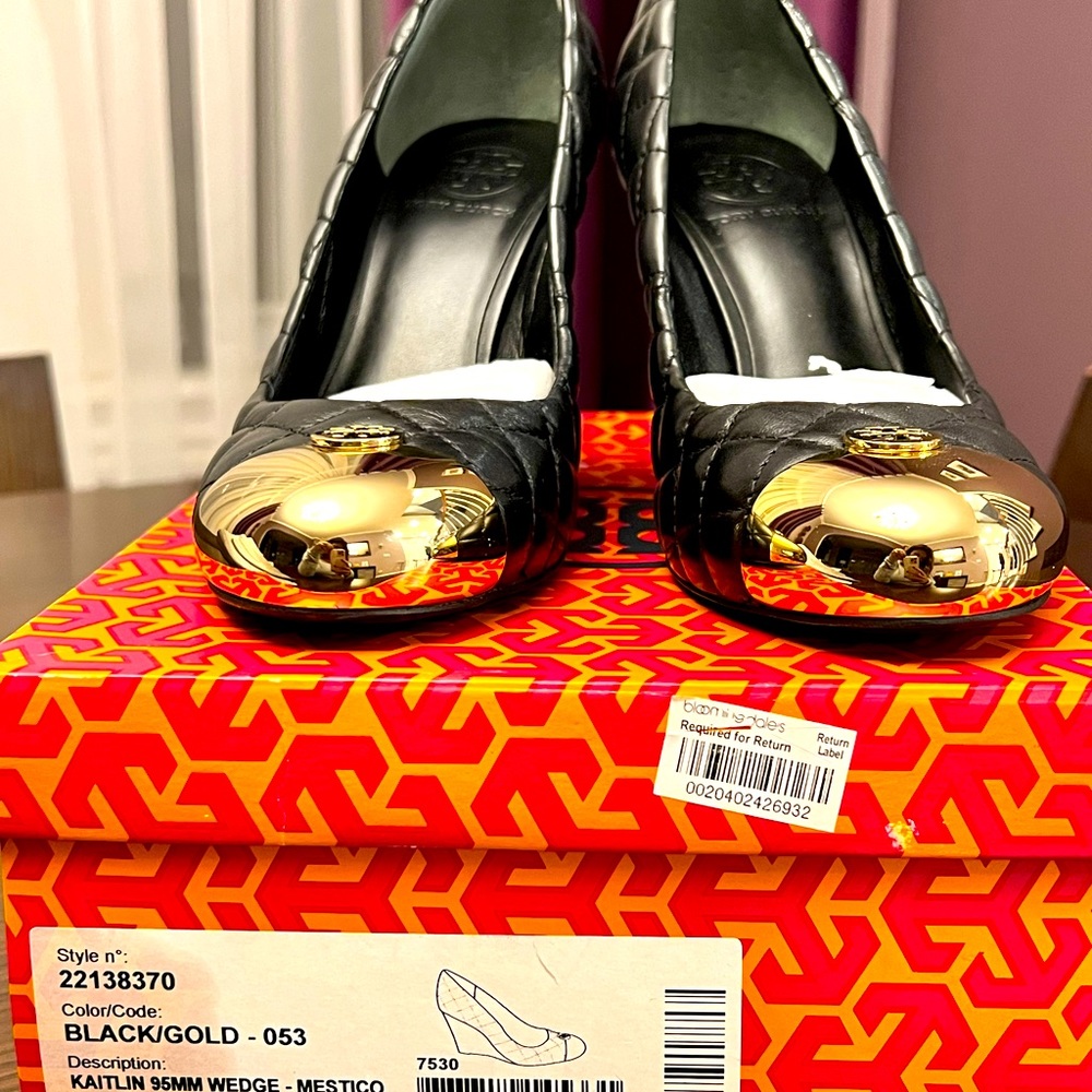 New Authentic Tory Burch Quilted Wedges Size 8